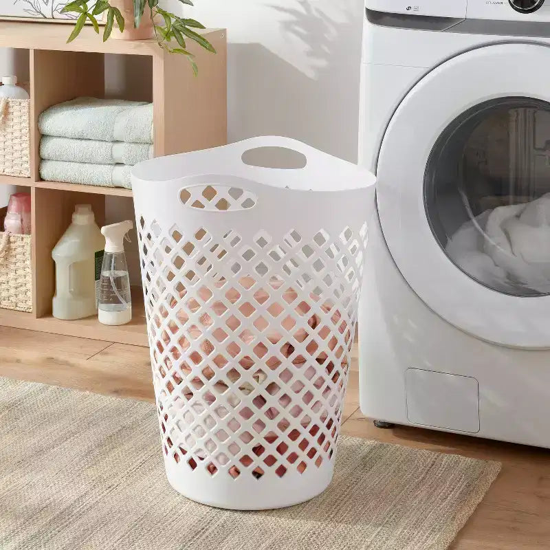 Cesto portabiancheria flessibile 2.2bu bianco: Cesto portabiancheria alto in plastica con manici incorporati, motivo a rombi
