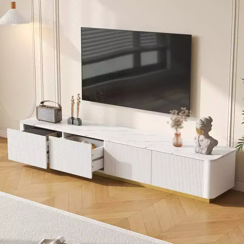 Mobile porta TV scanalato per TV da 85 pollici con base dorata, consolle multimediale moderna con 4 cassetti, centro di intrattenimento con design a profilo curvo