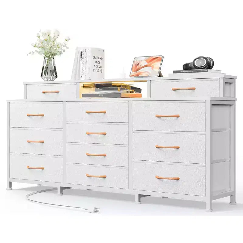 Comò a 12 cassetti bianco per camera da letto con luci LED e prese di corrente, cassettiera in tessuto larga 140 cm con 2 ripiani, piano in legno, ampio mobile multimediale