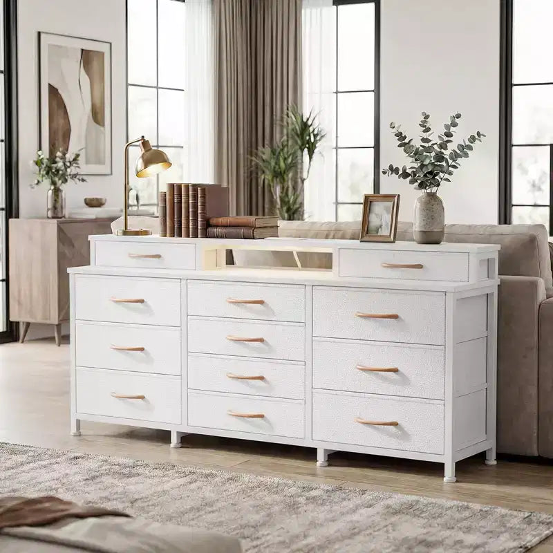 Comò a 12 cassetti bianco per camera da letto con luci LED e prese di corrente, cassettiera in tessuto larga 140 cm con 2 ripiani, piano in legno, ampio mobile multimediale