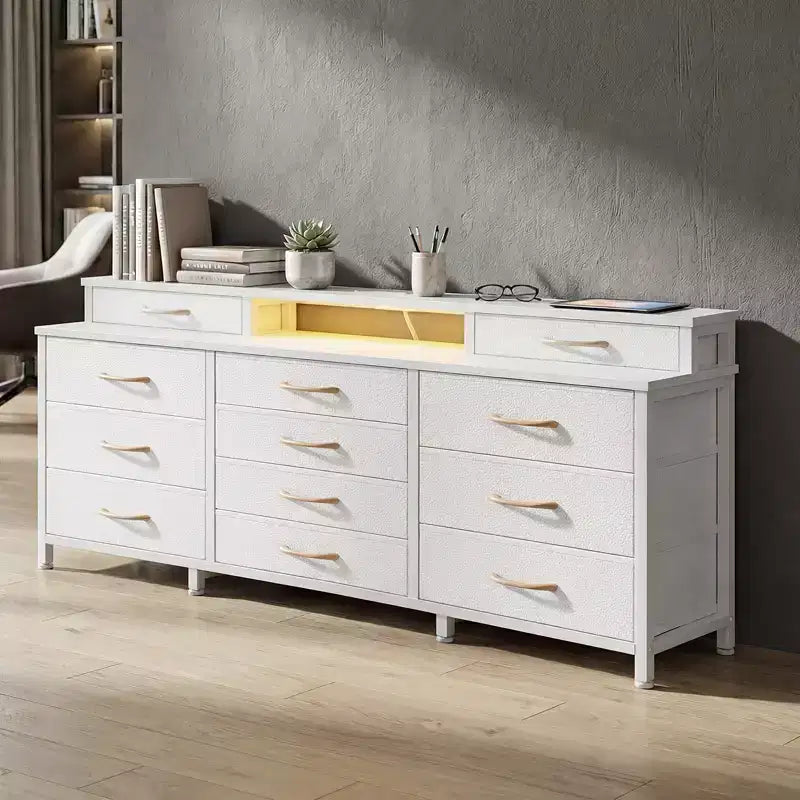 Comò a 12 cassetti bianco per camera da letto con luci LED e prese di corrente, cassettiera in tessuto larga 140 cm con 2 ripiani, piano in legno, ampio mobile multimediale