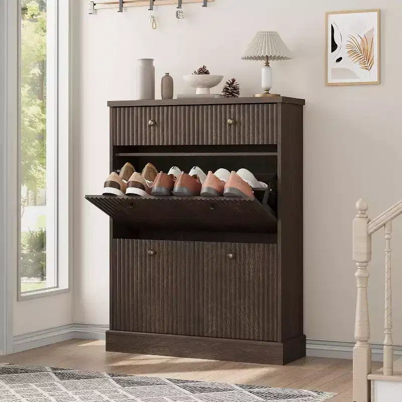 Scarpiera Alta con scanalature: Dotata di 2 Ante a ribalta e 1 Cassetto superiore con ripiani regolabili. Organizzatore Stretto Autoportante per Ingresso o Corridoio.