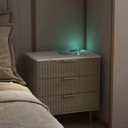 Comodino Intelligente con Luce Notturna a Comando Vocale e Stazione di Ricarica, Tavolino da Comodino con 3 Cassetti, Tavolino d'Appoggio per Camera da Letto, Soggiorno