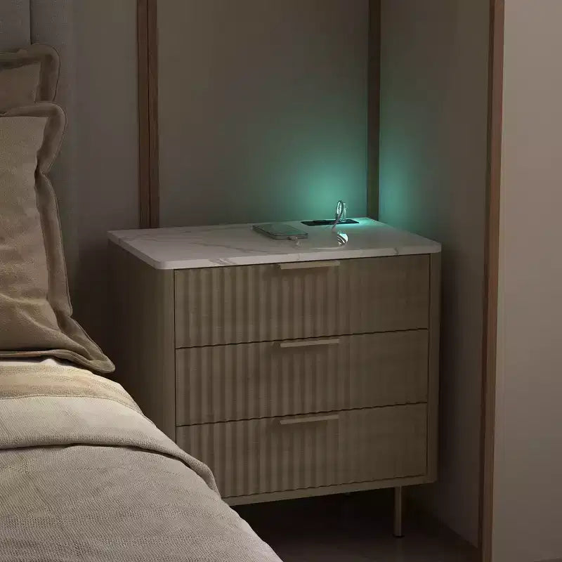 Comodino Intelligente con Luce Notturna a Comando Vocale e Stazione di Ricarica, Tavolino da Comodino con 3 Cassetti, Tavolino d'Appoggio per Camera da Letto, Soggiorno