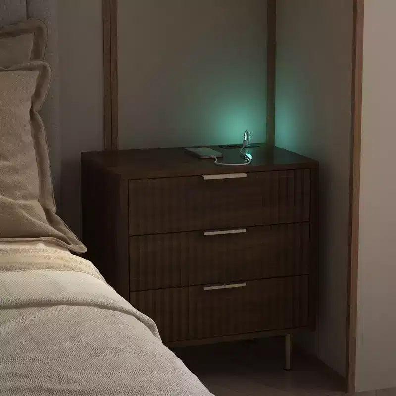 Comodino Intelligente con Luce Notturna a Comando Vocale e Stazione di Ricarica, Tavolino da Comodino con 3 Cassetti, Tavolino d'Appoggio per Camera da Letto, Soggiorno