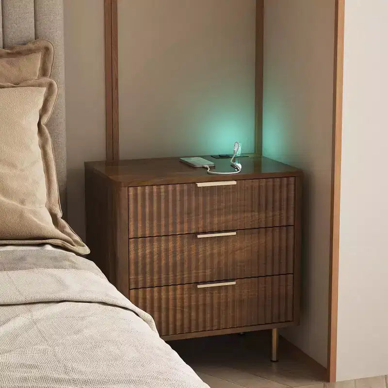 Comodino Intelligente con Luce Notturna a Comando Vocale e Stazione di Ricarica, Tavolino da Comodino con 3 Cassetti, Tavolino d'Appoggio per Camera da Letto, Soggiorno