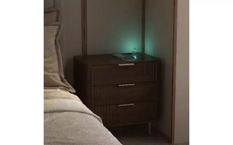 Comodino Moderno con Stazione di Ricarica e Luce Notturna a Comando Vocale, Tavolino Contenitore con Armadietto per la Camera da Letto