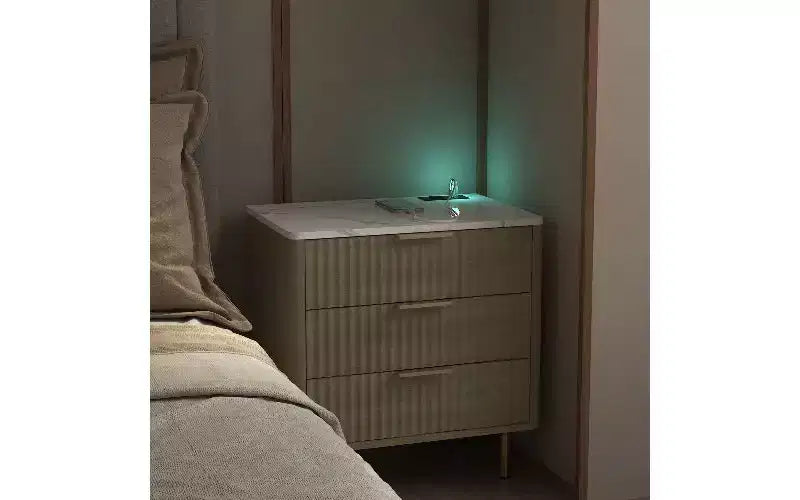 Comodino Moderno con Stazione di Ricarica e Luce Notturna a Comando Vocale, Tavolino Contenitore con Armadietto per la Camera da Letto
