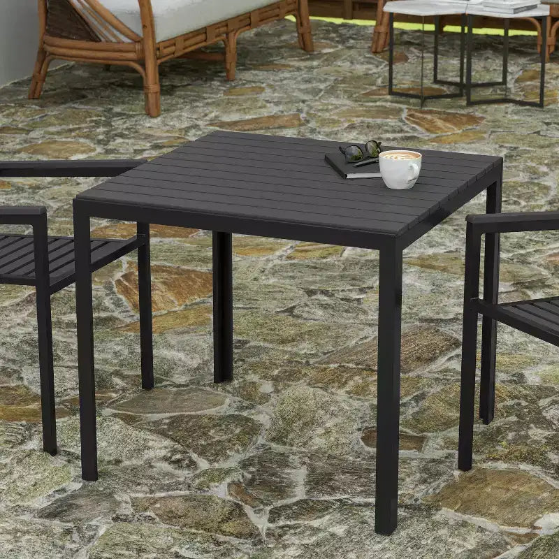 Tavolo da pranzo quadrato per patio, per 4 persone, da interno/esterno, per tutte le stagioni, con struttura in acciaio e piano a doghe in poly resina - Nero
