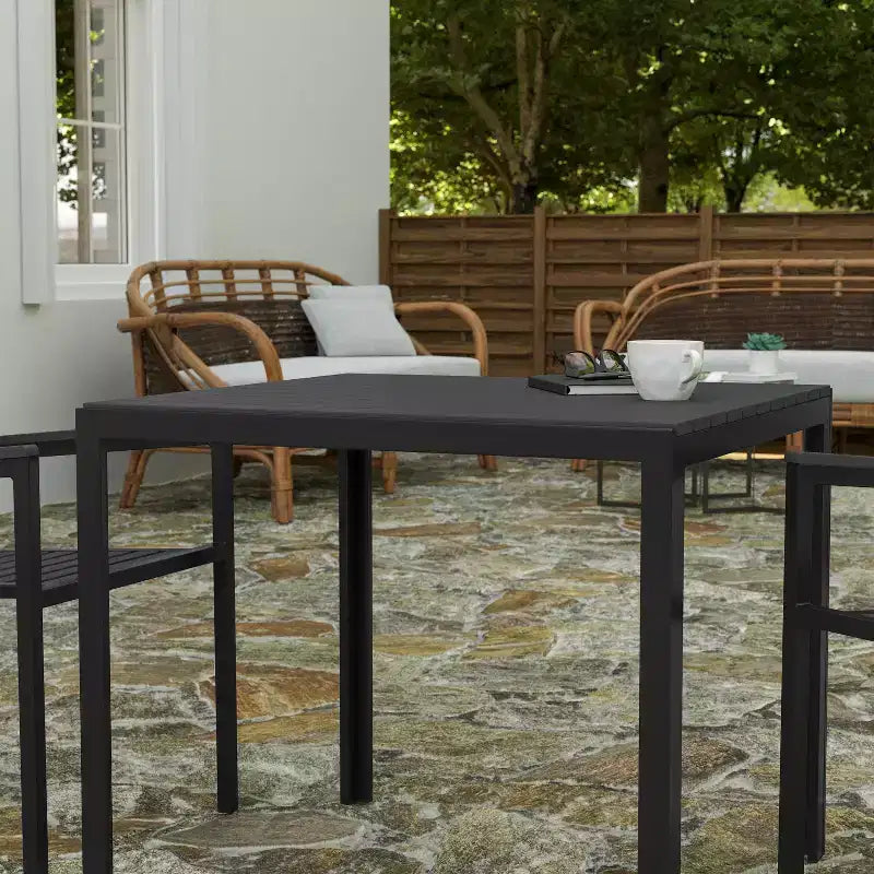 Tavolo da pranzo quadrato per patio, per 4 persone, da interno/esterno, per tutte le stagioni, con struttura in acciaio e piano a doghe in poly resina - Nero